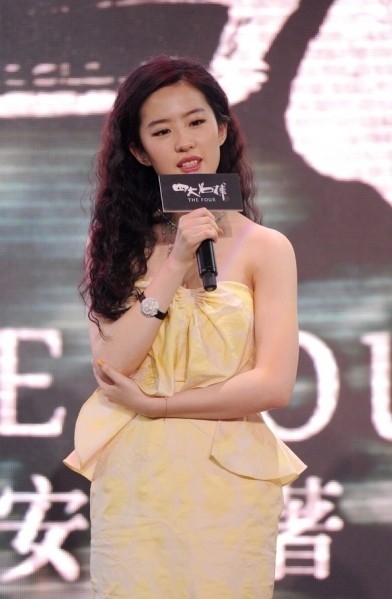 揭秘明星作陪表背后的娱乐圈幕后秘密！
