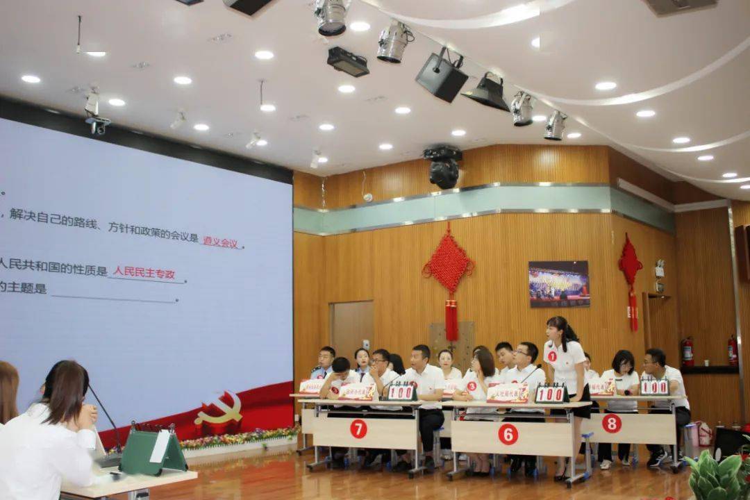 国外老人溜冰假扮赛，欢乐竞技的别样风采