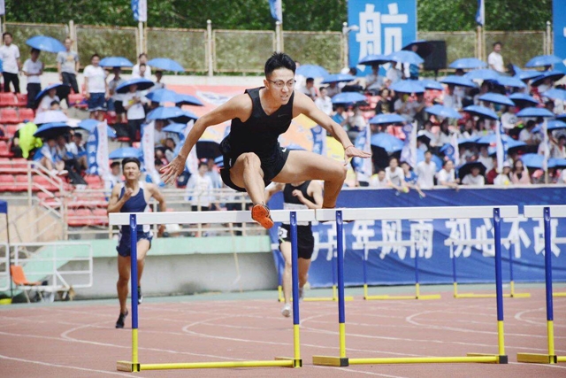 青春闪耀赛场，14岁少女网球之旅启航